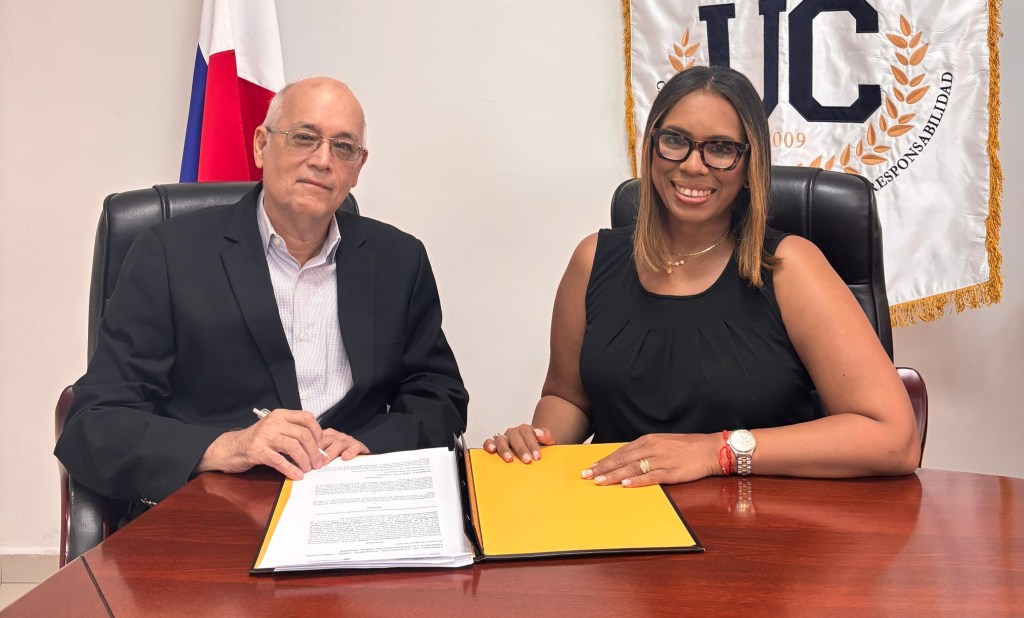 Momento de la firma del acuerdo entre Consultores Lógico Panamá y UCARIBE
